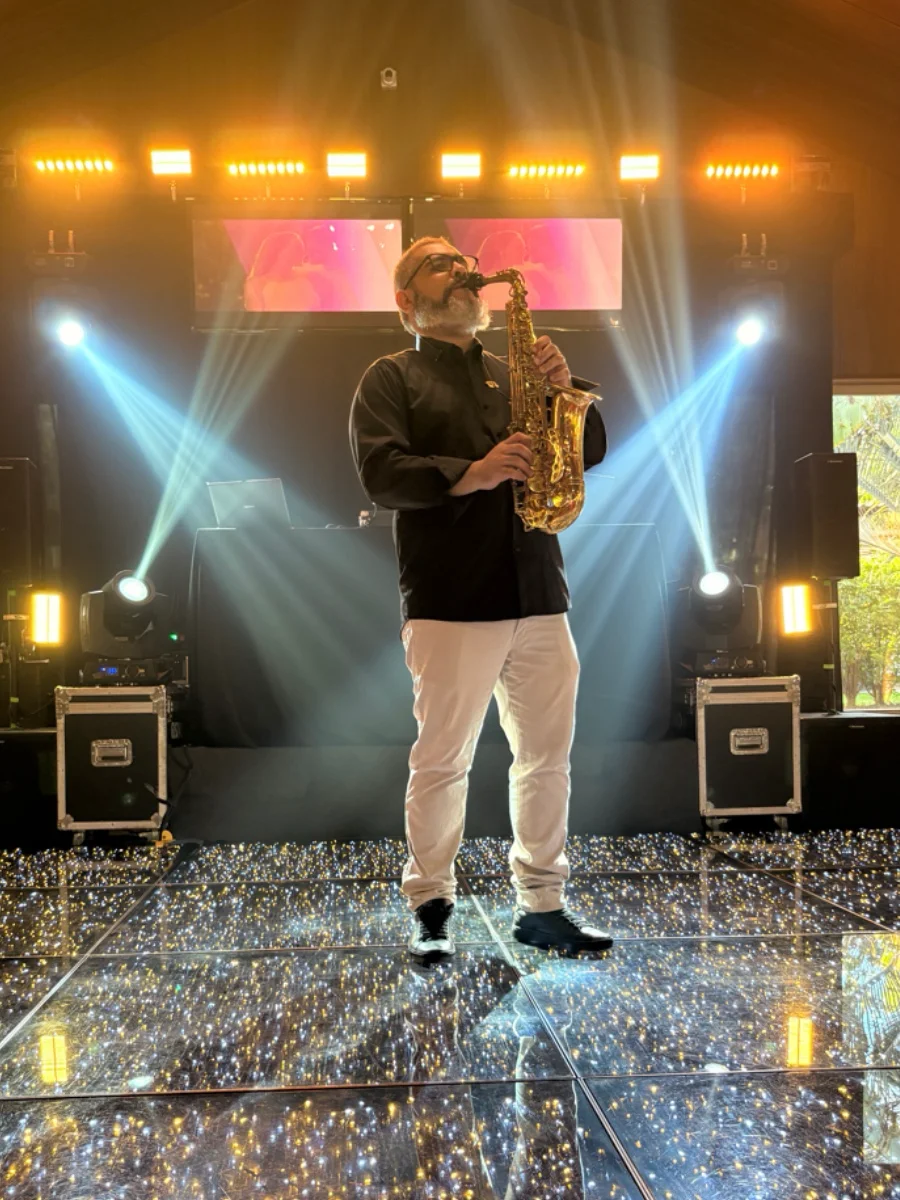 Saulo Nascimento tocando saxofone em casamento